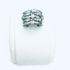 18k white gold and diamond ring